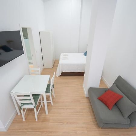 Estudio A Estrenar En San Bernardo Sevilla Exteriör bild