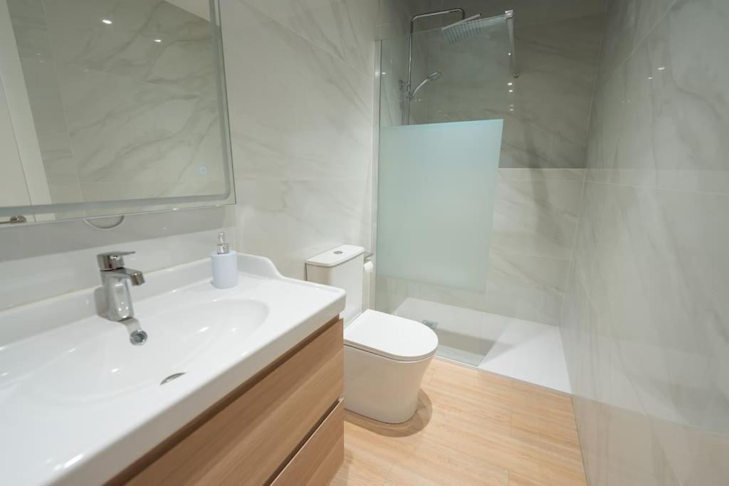 Estudio A Estrenar En San Bernardo Sevilla Exteriör bild