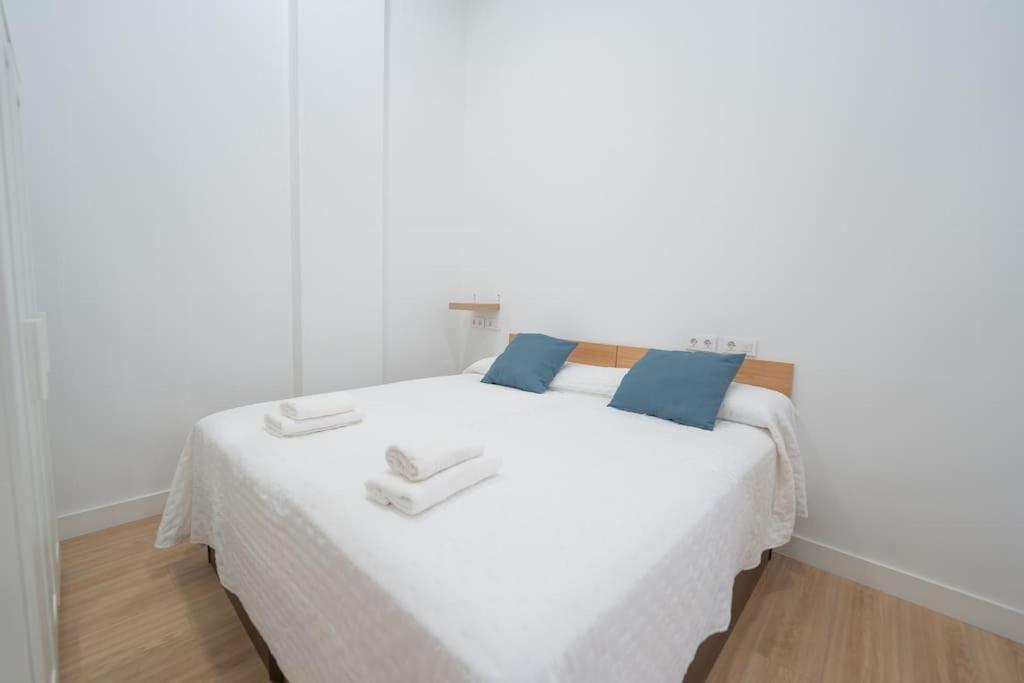 Estudio A Estrenar En San Bernardo Sevilla Exteriör bild