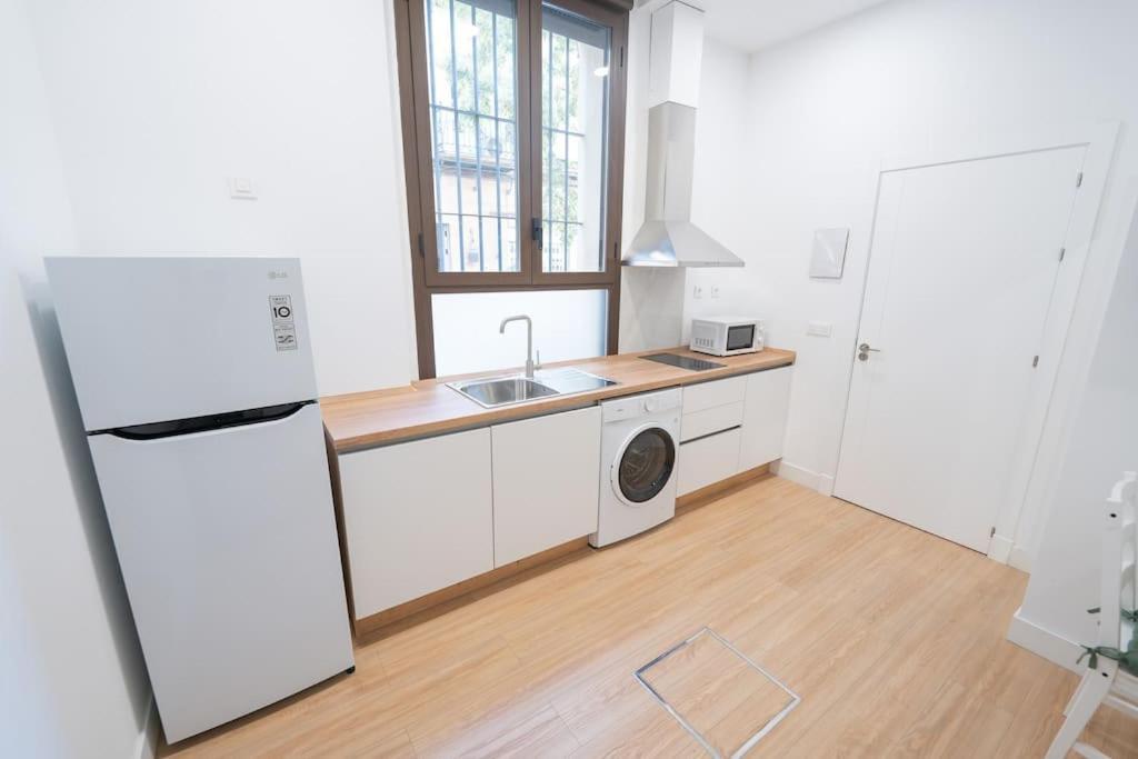 Estudio A Estrenar En San Bernardo Sevilla Exteriör bild