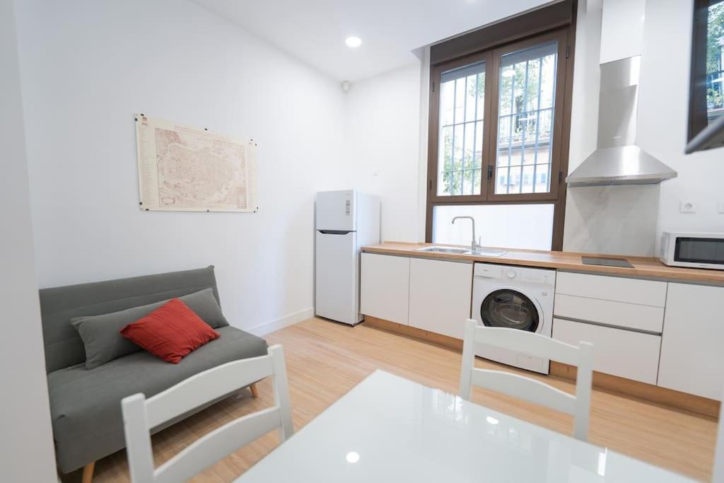 Estudio A Estrenar En San Bernardo Sevilla Exteriör bild