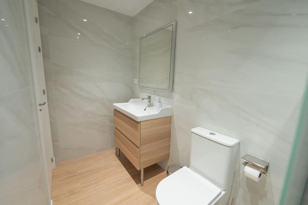 Estudio A Estrenar En San Bernardo Sevilla Exteriör bild