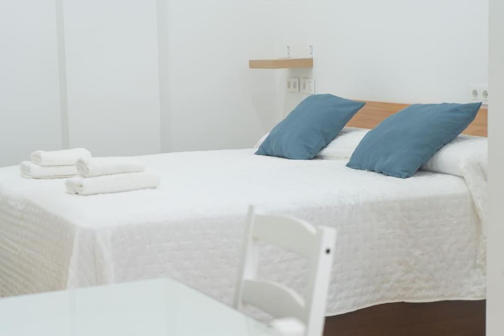 Estudio A Estrenar En San Bernardo Sevilla Exteriör bild